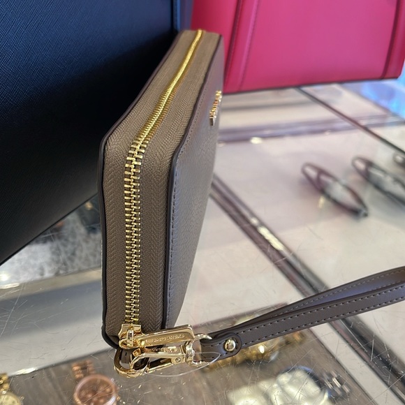 MICHAEL KORS
Leather Continental Wristlet Phone Case Wallet
Dusk
NWT - Picture 9 of 16